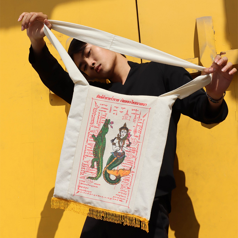 กระเป๋าย่ามแฟชั่น สีดิบ ลายจระเข้และนางมัจฉา ชายสีเหลือง