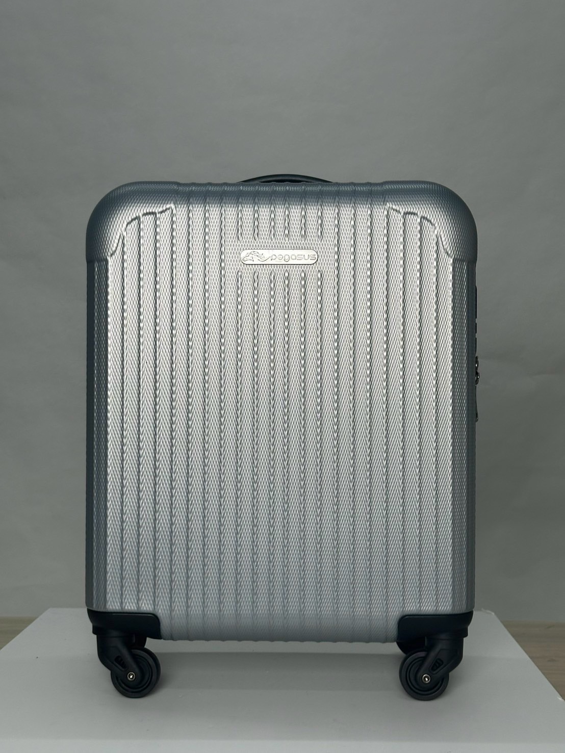 กระเป๋าเดินทางล้อลากขนาด 18 นิ้ว สีเทา รุ่น Quarter