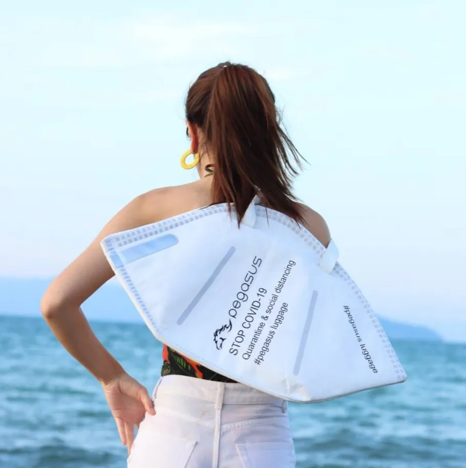 กระเป๋าแมสยักษ์ pegasus quarantine totebag สีขาว 