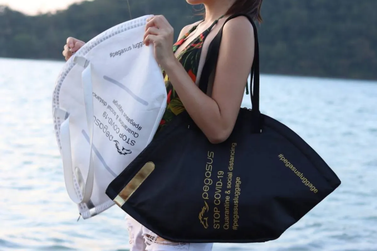 กระเป๋าผ้า Quarantine Tote bag สีขาว สีดํา