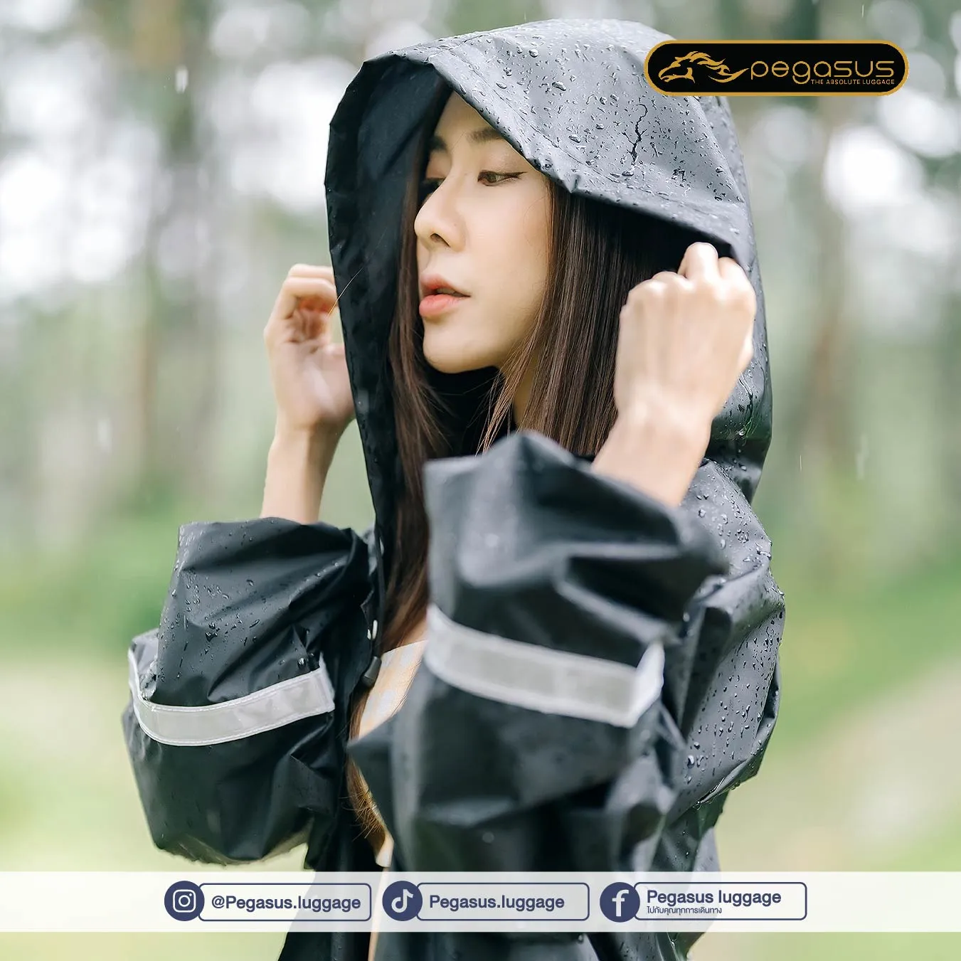 เสื้อกันฝนอย่างหนา สีดํา  มีหมวกคลุมกันฝน
