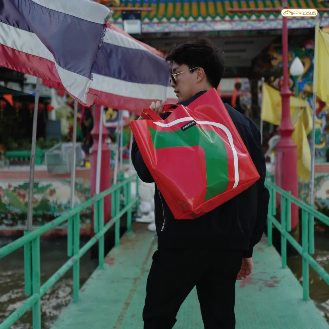 กระเป๋าผ้าใบสะพายข้าง สีแดง รุ่น Rubypine Totebag