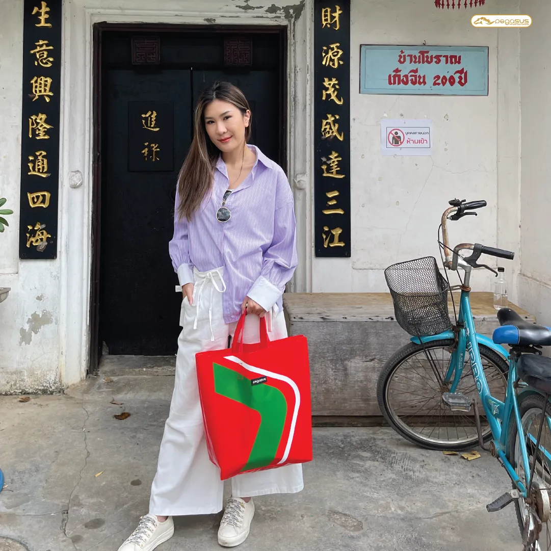 กระเป๋าผ้าใบสะพายข้าง สีแดง รุ่น Rubypine Totebag