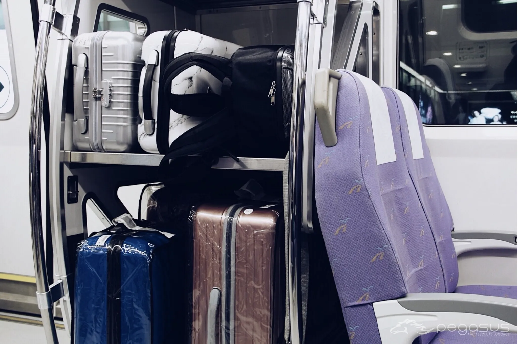 กระเป๋าเดินทาง ในรถไฟ 